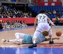 雷加利斯主场逆袭，豪取分继续领跑