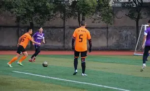 足球赛场如火如荼,球员们为荣誉拼尽全力(足球队员比赛) 足球赛场如火如荼,球员们为荣誉拼尽全力(足球队员比赛)