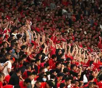 足球赛场如火如荼,球员们为荣誉拼尽全力(足球队员比赛) 足球赛场如火如荼,球员们为荣誉拼尽全力(足球队员比赛)