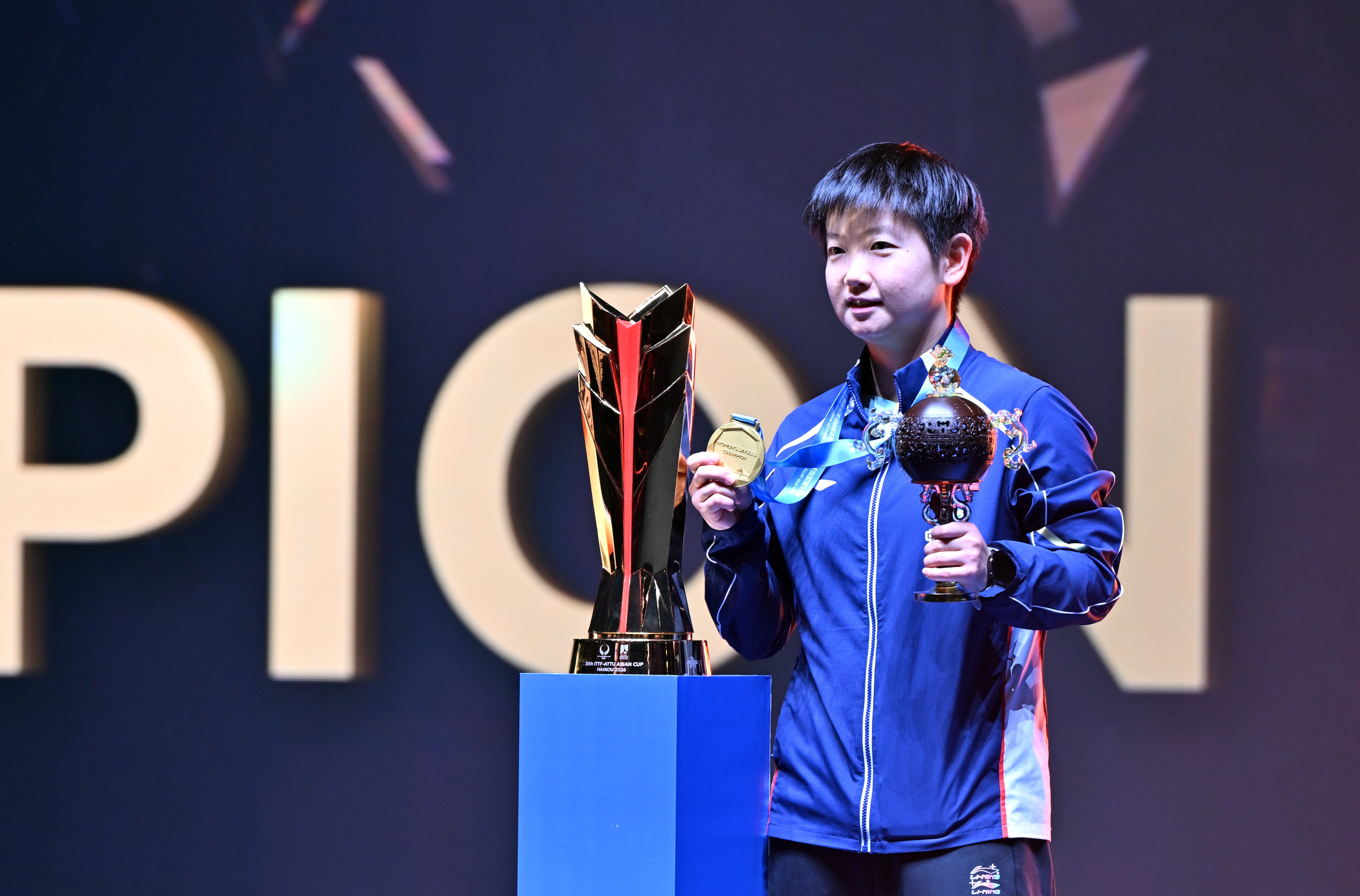 亚洲踢球者在国际比赛中耀眼发光